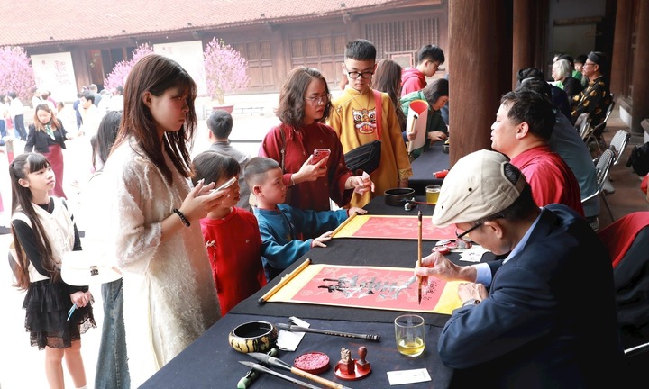 Nhộn nhịp xin chữ đầu xuân tại Văn Miếu - Quốc Tử Giám ngày đầu năm