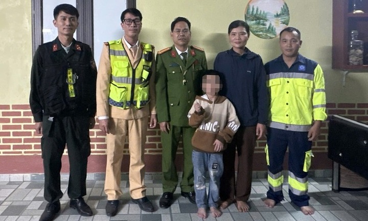 Bé trai đi lạc trên cao tốc đêm giao thừa, CSGT ứng cứu kịp thời