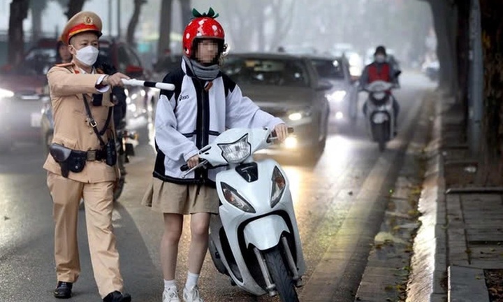 Cho con chưa đủ tuổi lái xe máy đi chúc Tết, cha mẹ vẫn phải chịu trách nhiệm