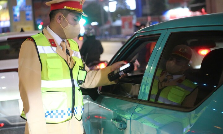 Đêm Giao thừa ở Hà Nội: Phát hiện 72 tài xế vi phạm nồng độ cồn