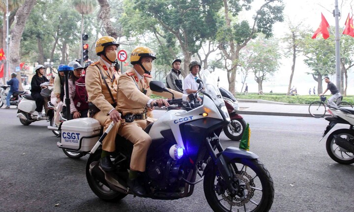 Hà Nội: CSGT kiểm tra nồng độ cồn mùng 1 Tết, nhiều tài xế vi phạm