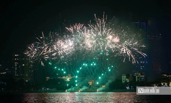 Mãn nhãn màn pháo hoa chào đón năm Bính Ngọ 2026