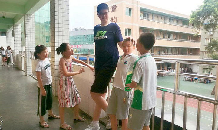 Cậu bé 11 tuổi sở hữu chiều cao 2m06: Ứng viên cho kỷ lục Guinness thế giới