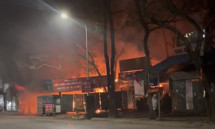 Cửa hàng sửa xe bốc cháy ngùn ngụt trong đêm mùng 2 Tết ở Hà Nội