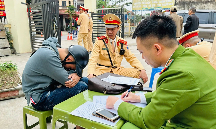 Nam thanh niên đi xe máy không biển số, tông vào CSGT tại chốt đo nồng độ cồn