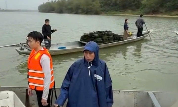 Lật thuyền chở 7 người trong một gia đình trên sông Gianh, 2 người thiệt mạng, 2 người mất tích