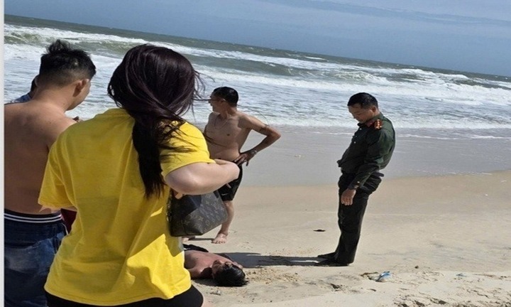 Tin tức thời sự 24h: Đại úy Công an dũng cảm lao vào sóng dữ, cứu 2 cháu bé giữa biển động