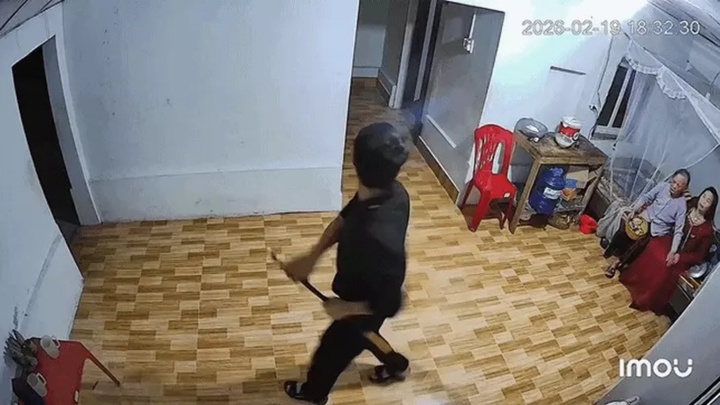 Xôn xao clip người đàn ông dùng cần câu cá đánh mẹ, chị gái tới tấp