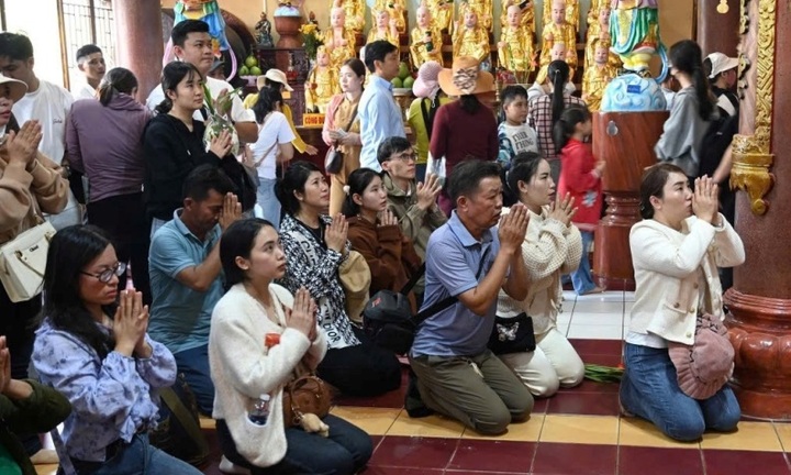 Biển người đổ về Núi Bà Đen trẩy hội đầu xuân
