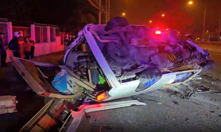 Clip: Hiện trường ô tô mất lái gây tai nạn liên hoàn, 16 người thương vong