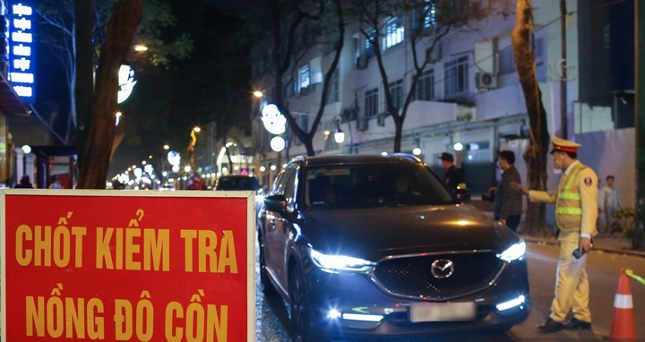 Mức xử phạt vi phạm nồng độ cồn đối với người điều khiển xe ô tô như thế nào?