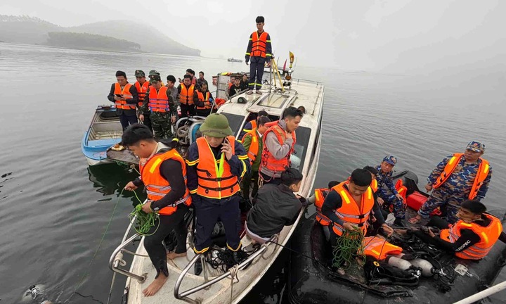 Vụ lật tàu trên hồ Thác Bà: Xót xa ký ức chắp vá của người đàn ông vừa thoát khỏi 