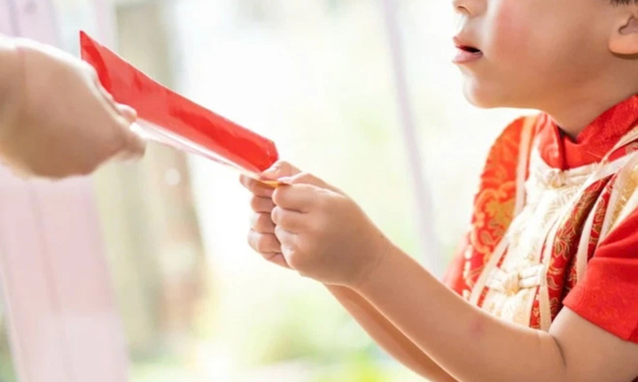 Bố bị con trai 10 tuổi kiện ra tòa vì tự ý dùng 300 triệu tiền lì xì để cưới vợ mới