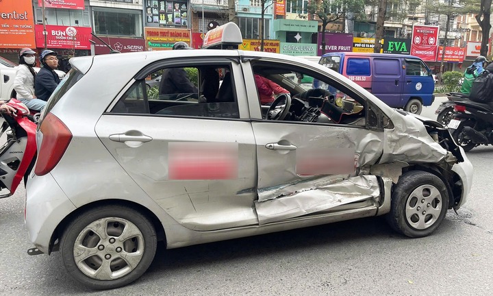 Truy tìm tài xế xe Mercedes tông 2 xe khác trên phố ở Hà Nội rồi bỏ chạy