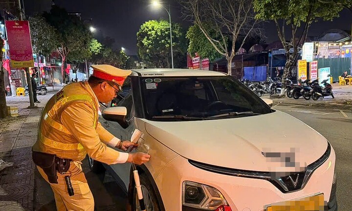 Hà Nội: Siết chặt xử lý vi phạm nồng độ cồn, vẫn còn nhiều tài xế cầm lái sau khi uống