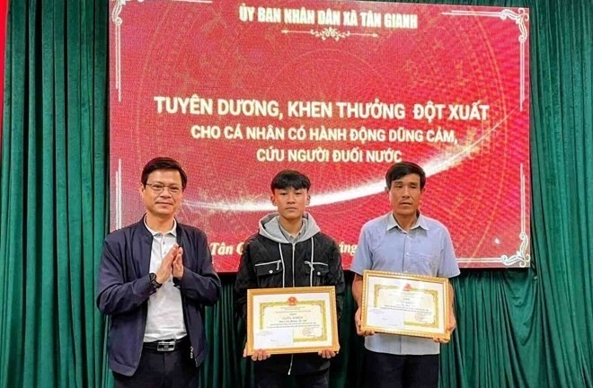 Tin tức thời sự 24h: Khen thưởng bố con cứu người vụ lật thuyền trên sông Gianh