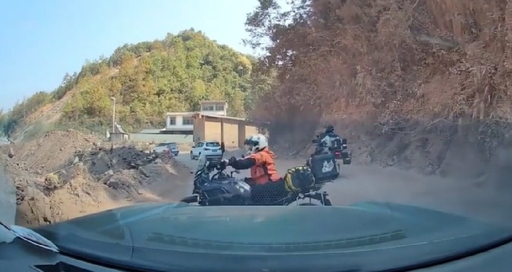 Thót tim cảnh nữ biker mất kiểm soát tay ga, phi thẳng xe xuống vách núi