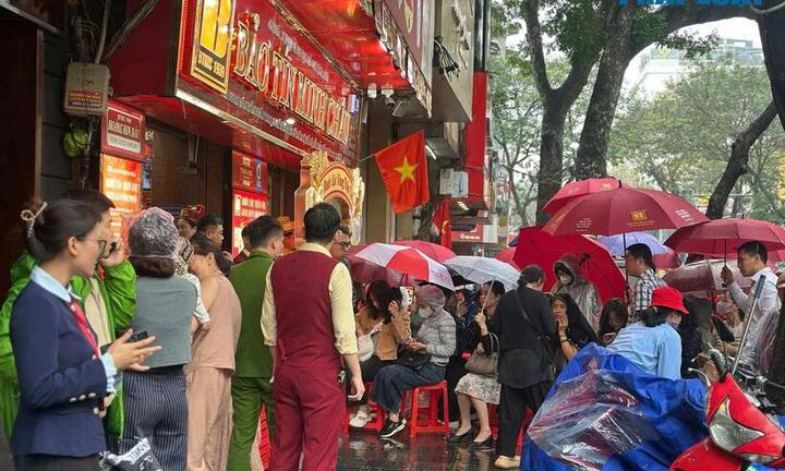 Hà Nội: Người dân đội mưa mua vàng ngày vía Thần Tài tại phố