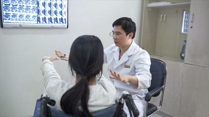 Phép màu y học giữa đời thường: Bác sĩ Vinmec “hồi sinh” đôi chân cho bé gái liệt hoàn toàn