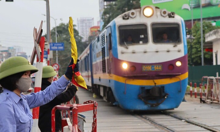 Hà Nội: Xử lý nghiêm các trường hợp tài xế vượt rào chắn khi đi qua đường ngang