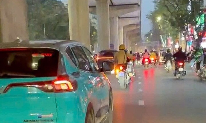 Hà Nội: CSGT kịp thời dẫn đường, hỗ trợ đưa cháu nhỏ đến bệnh viện cấp cứu