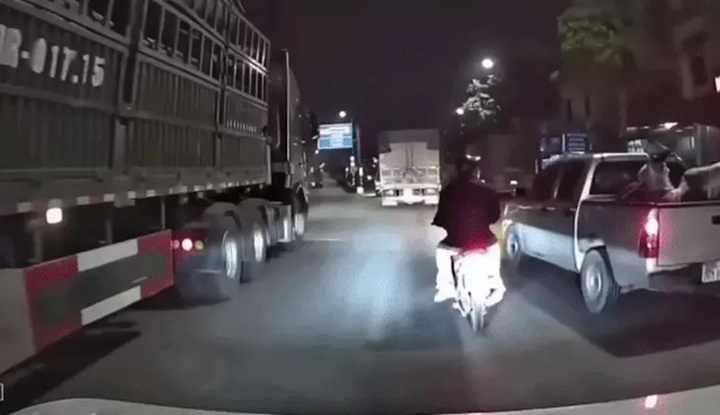 Công an xác minh clip ô tô tạt đầu khiến xe máy chở trẻ em suýt ngã vào gầm xe tải