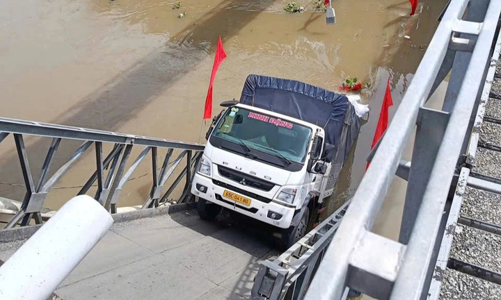 Sập cầu ở Cần Thơ, xe tải chở gạo rơi xuống sông