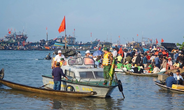 Thuyền chở 11 người trên phá Tam Giang bị lật, 2 mẹ con tử vong thương tâm 