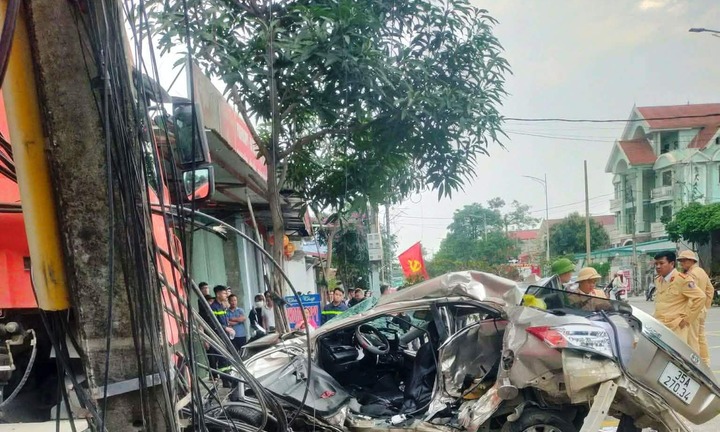 Tin tức tai nạn giao thông mới nhất ngày 1/3: Xe bồn húc nát ô tô con, người ngồi bên đường tử vong