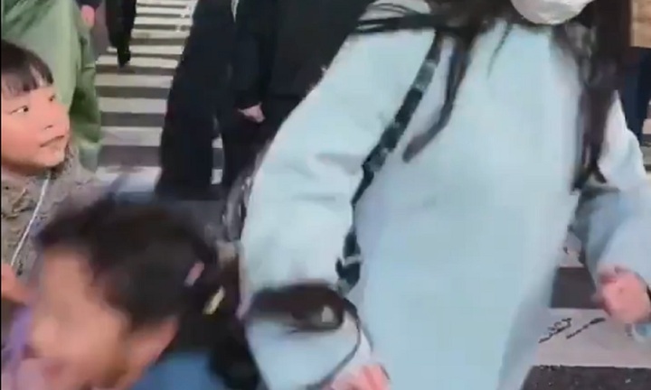 Clip: Phẫn nộ cảnh bé gái bị một phụ nữ dùng khuỷu tay hất ngã ở ngay giữa giao lộ