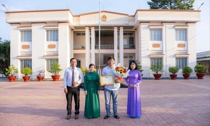 Tin tức thời sự 24h: Khen thưởng thanh niên cứu bé trai rơi xuống hầm nước thải