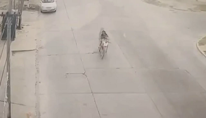 Clip: Vướng vào dây điện giăng giữa đường, người đàn ông đi xe máy ngã xuống đất, tử vong