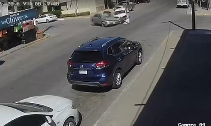 Clip: Nữ tài xế văng khỏi xe sau cú đâm kinh hoàng vì quên thắt dây an toàn