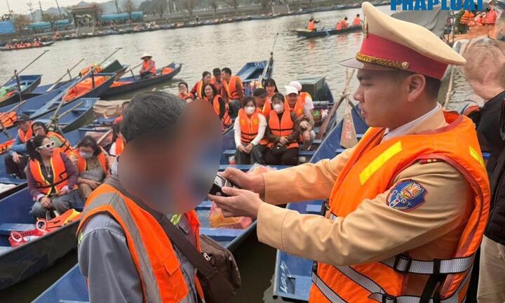 Cận cảnh công tác kiểm tra, siết chặt trật tự an toàn giao thông  mùa lễ hội Chùa Hương 2026