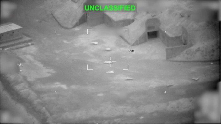 Clip: Mỹ nã tên lửa dữ dội, tập kích bãi tập trung UAV của Iran