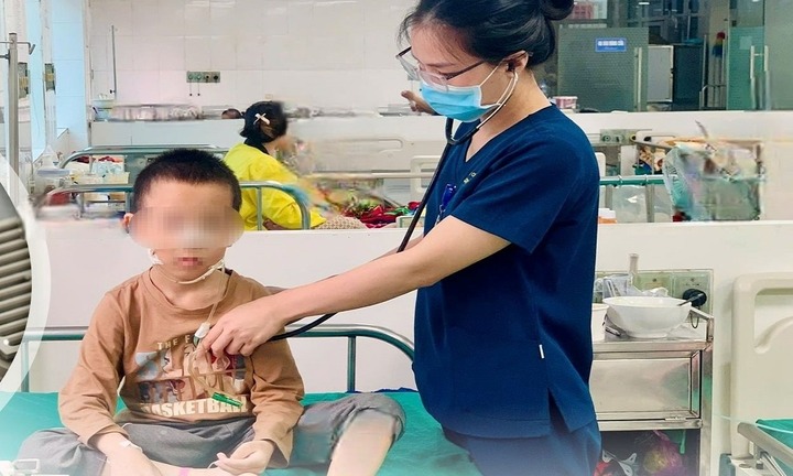Uống bột thông cống vì tưởng là đường, bé 8 tuổi ở Nghệ An nhập viện cấp cứu