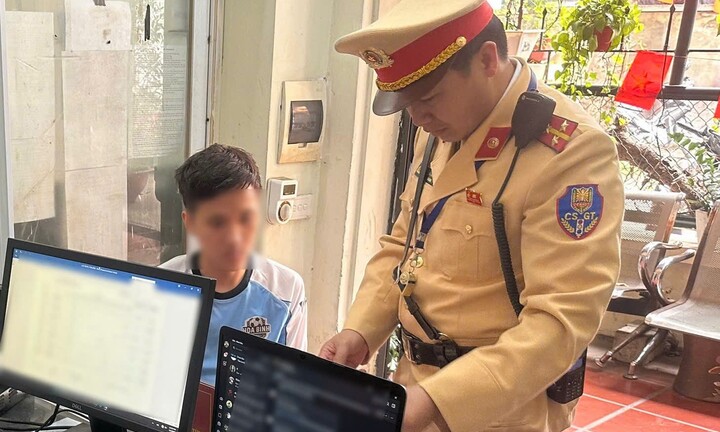 Hà Nội: Sử dụng giấy chấp thuận vào phố giả mua qua mạng, tài xế bị CSGT phát hiện, xử lý