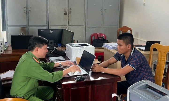 Đối tượng truy nã ra đầu thú