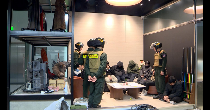Clip: Cận cảnh cảnh sát đột kích “đại bản doanh” Xôi Lạc TV