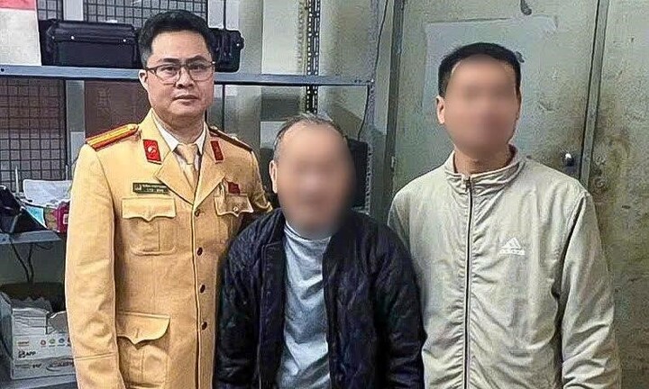 CSGT Hà Nội quét nhận dạng gương mặt, hỗ trợ cụ ông đi lạc về với gia đình