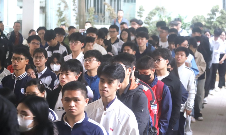 Sĩ tử dậy từ tinh mơ dự thi HSA 2026, săn cơ hội trúng tuyển đại học sớm