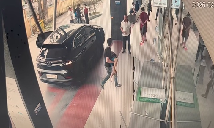 Diễn biến mới nhất vụ tài xế vượt đèn đỏ đưa bé 7 tuổi hóc dị vật đi cấp cứu 