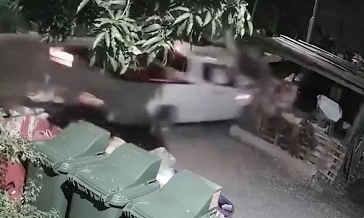 Clip: Đạp nhầm chân ga trong lúc ngủ gật, xe bán tải tông sập cửa hàng ven đường