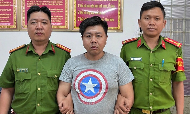 Bắt khẩn cấp đối tượng đập phá đồ của nữ hành khách trước nhà ga T3 Tân Sơn Nhất