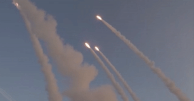 Clip: Iran khai hỏa loạt tên lửa thế hệ mới vào các mục tiêu Mỹ, Israel