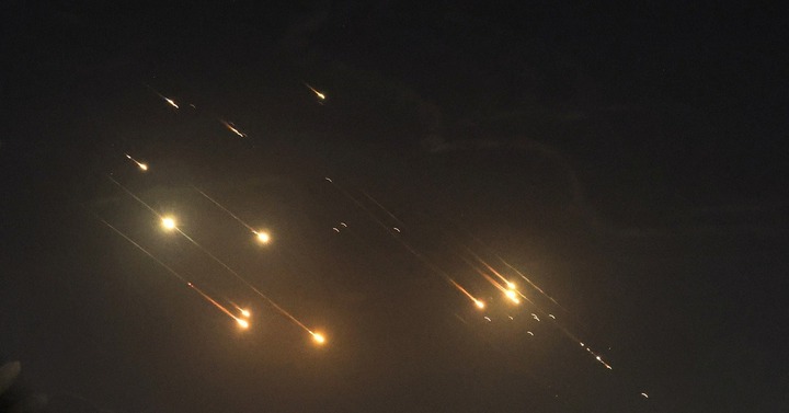 Clip: Tên lửa Iran tách loạt đầu đạn, dội “mưa hỏa lực