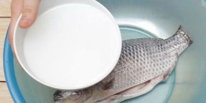 Ngâm cá trong thứ nước này cá hết sạch mùi tanh