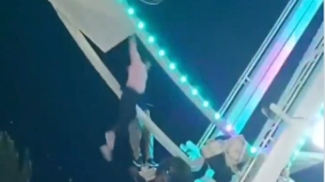 Clip: Kinh hoàng đu quay khổng lồ gặp sự cố, người phụ nữ rơi xuống từ độ cao nguy hiểm