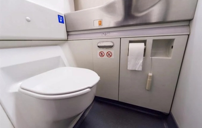 Điều tiếp viên hàng không khuyên hành khách nên làm khi dùng toilet
