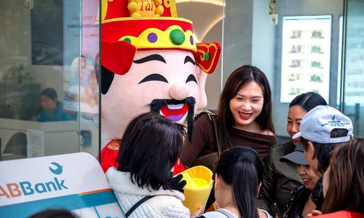 Ngày đầu tiên ABBank tung “mưa” vàng 24K: Những chủ nhân đầu tiên đã lộ diện